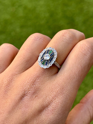 Bague 55 Bague de style Art déco en platine ornée de diamants, d'émeraudes et de saphirs 58 Facettes