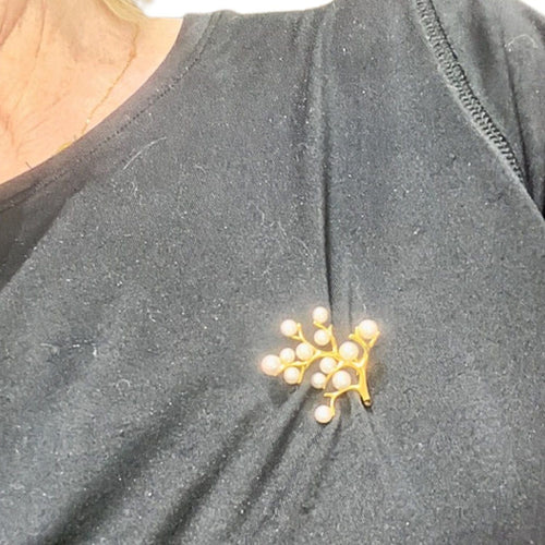 Broche Broche contemporaine en or 18 carats ornée de perles 58 Facettes Q90B(942)