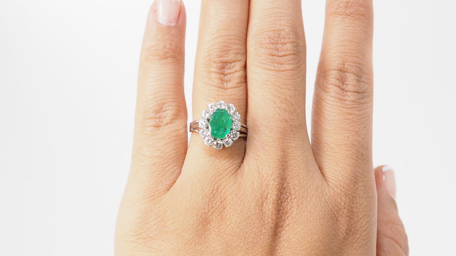 Bague 55 Bague entourage en or blanc, émeraude ovale et diamants 58 Facettes 32326