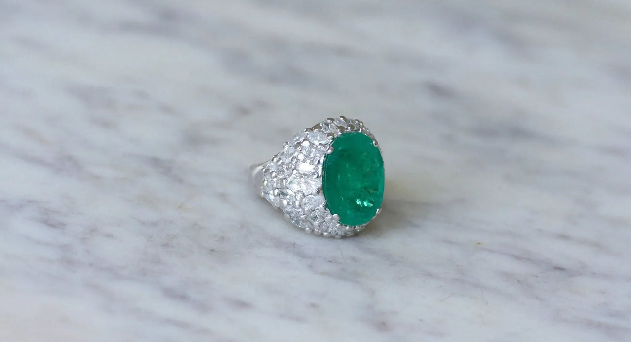 Cocktail ring in white gold with Colombian emerald and diamonds