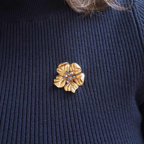 Broche Broche fleur de camélia épanouie en or jaune et saphirs, diamants 58 Facettes REF2569-337