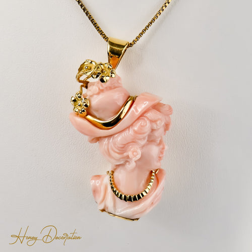 Collier Portrait artistique d'une dame en or, encadré de corail 58 Facettes 2514