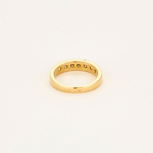 Halv Vielsesring gult guld, diamanter sat i skinnefatning 