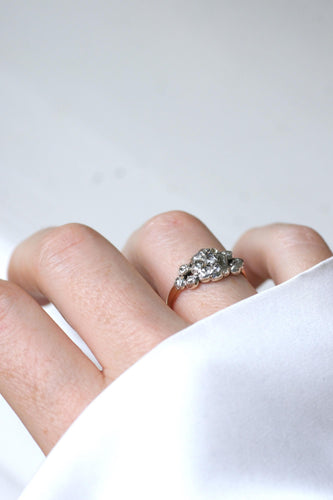 Bague 57.5 Ancienne bague jarretière Marguerite diamants 58 Facettes