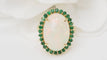 Bague 54 Bague ovale en or jaune, opale cabochon et émeraudes 58 Facettes 32639