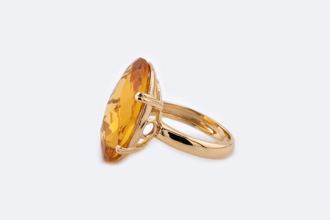 Yellow gold ring with topaz