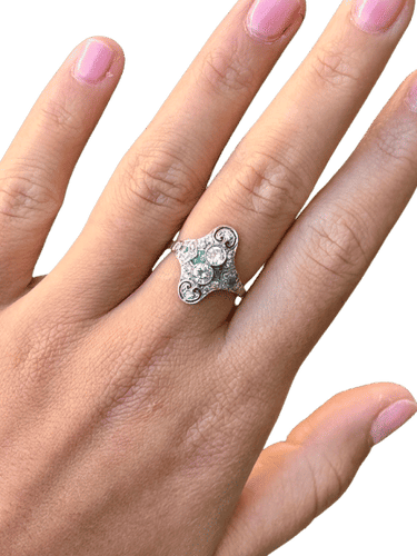 Bague 53 Bague de style Art déco en platine, ornée de diamants et d'émeraudes. 58 Facettes