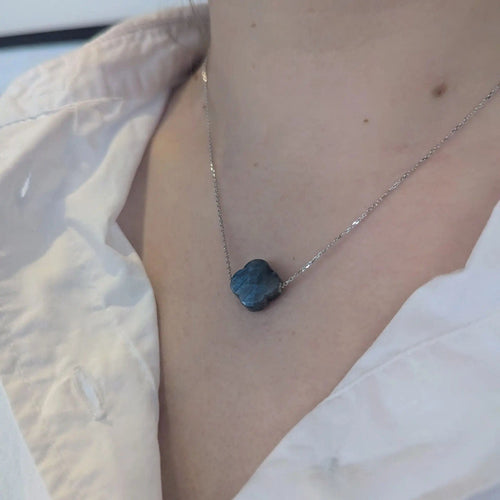 Collier Collier trèfle en or blanc et Labradorite Morganne Bello 58 Facettes 32040