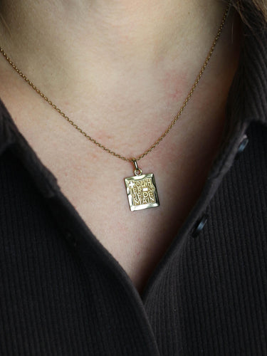 Pendentif Medaille Augis rectangulaire Plus hier Moins Demain or jaune 58 Facettes 1202.3