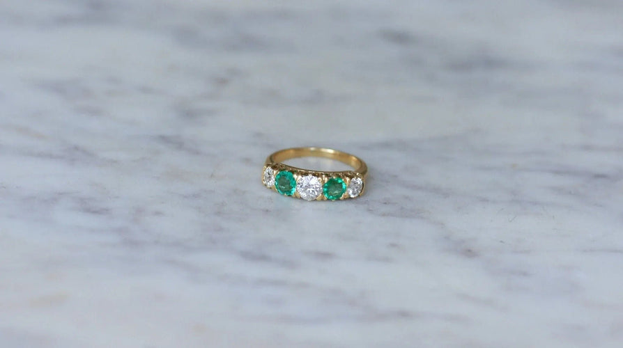 Bague Bague Jarretière Emeraudes et Diamants Or Jaune 58 Facettes