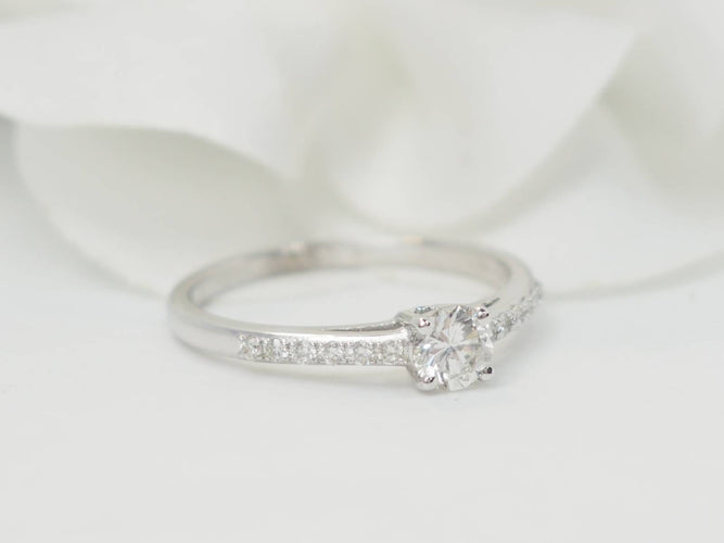 Bague 53 Bague solitaire en or blanc et diamants 0.30 ct 58 Facettes 32448/31791