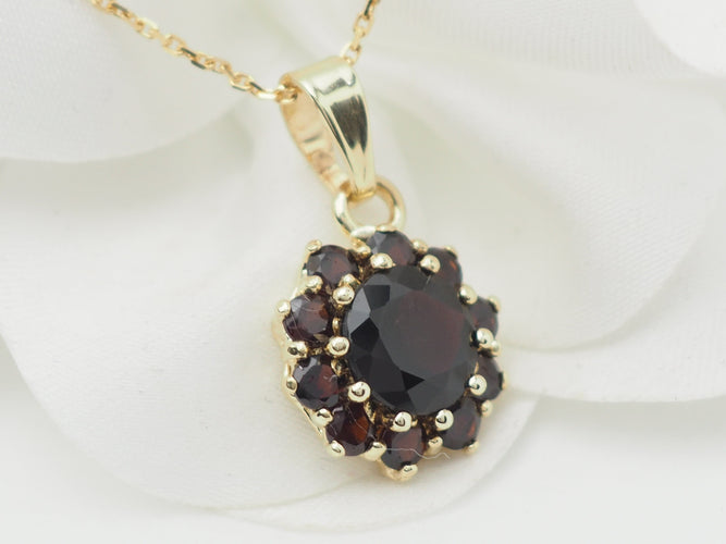 Collier Collier pendentif marguerite en or jaune et grenats 58 Facettes 33127