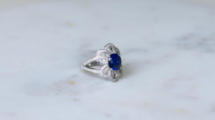 Bague 53.5 Bague Fleur or blanc, saphir de Ceylan 2.80 Cts, diamants 58 Facettes