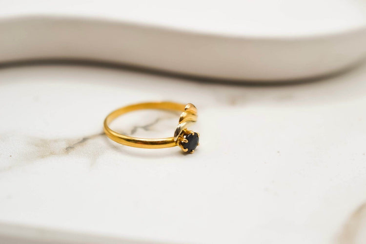 Bague 55 Bague or jaune et saphir, décor ailé 58 Facettes 3804