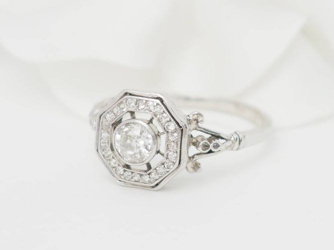 Bague 65 Bague hexagonale en or blanc et diamants 58 Facettes 33122