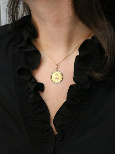 Pendentif Médaille amour Augis ronde Plus qu'hier moins que demain or jaune diamant rubis 58 Facettes J552