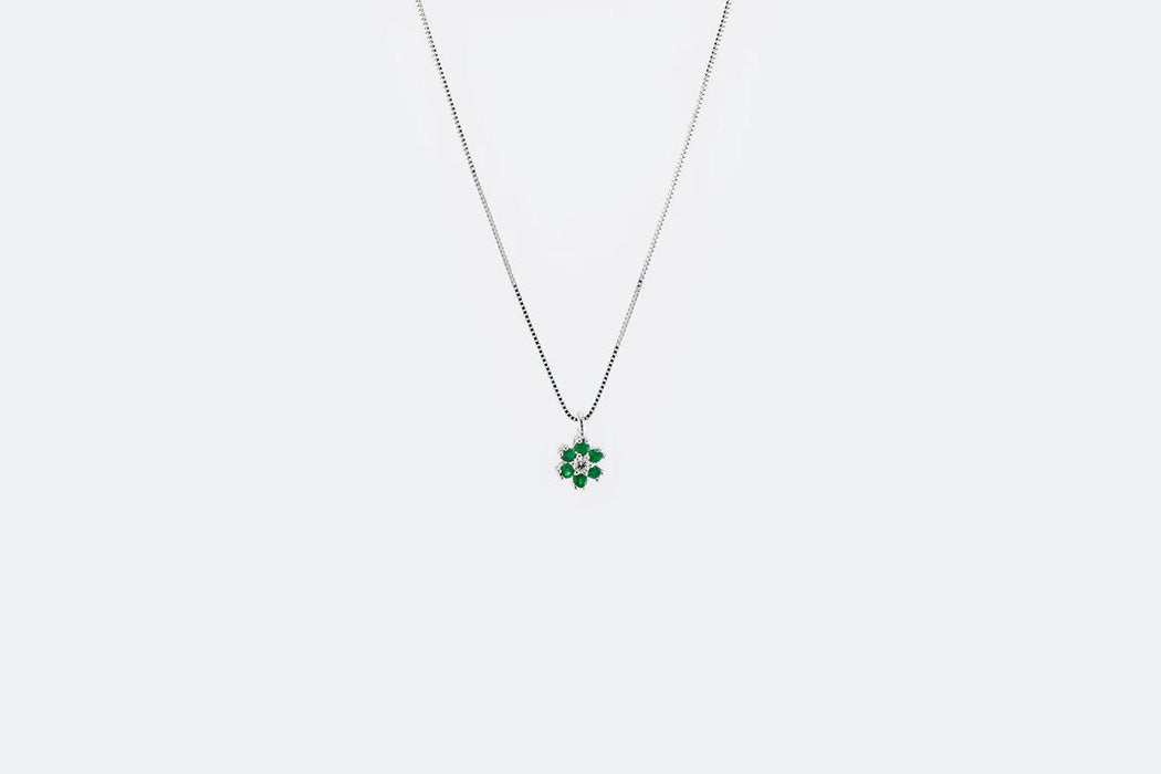 Witgouden collier met smaragd en diamanten hanger