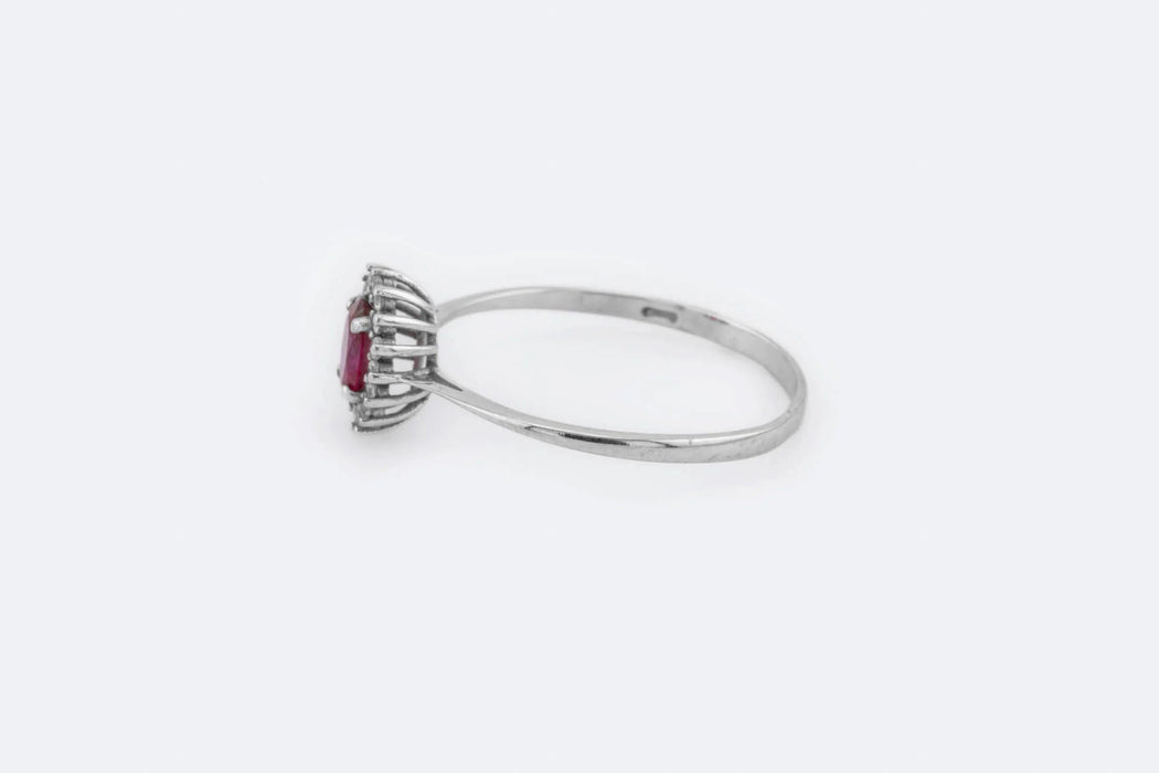 Bague 63 Bague marguerite en or blanc avec diamants et rubis 58 Facettes anl823