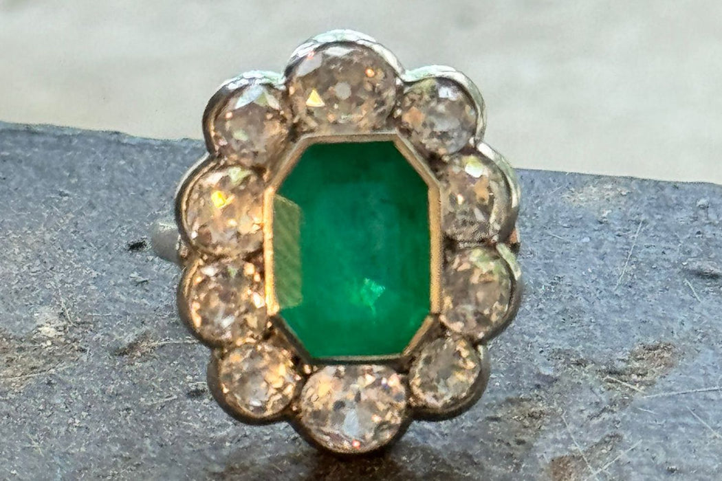 Smaragd en diamanten ring in platina