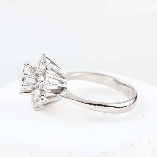 Bague Bague rosette avec diamant central et halo de diamants en or blanc 18 carats 58 Facettes 136043