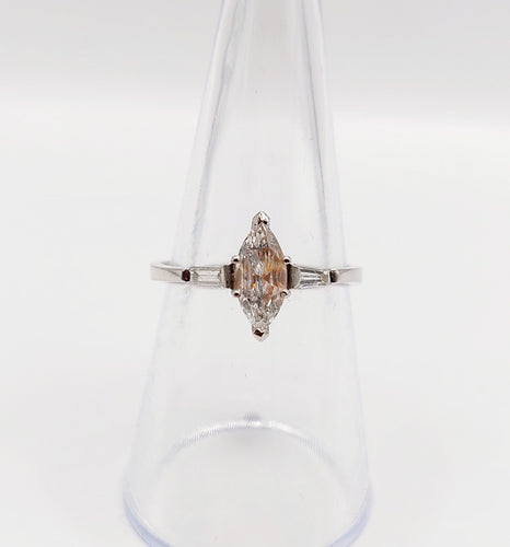 Bague 55 Bague solitaire diamant taille navette et baguettes en or blanc 18k 58 Facettes A06479