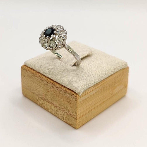 Bague 54 Bague Marguerite en or blanc ornée d'un saphir et de diamants 58 Facettes