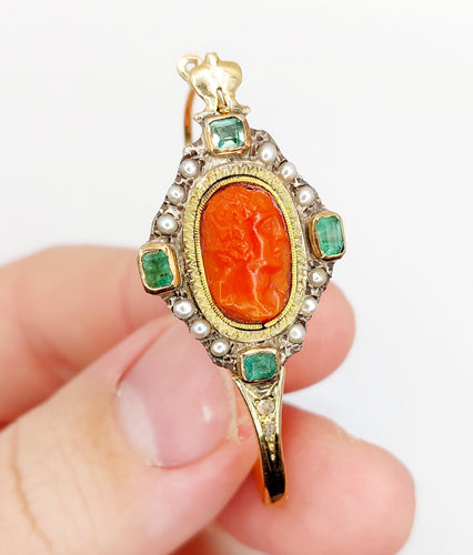 Boucles d'oreilles Dormeuses XXL poissardes victoriennes or jaune, camée corail, émeraudes (circa 1850 58 Facettes A06366