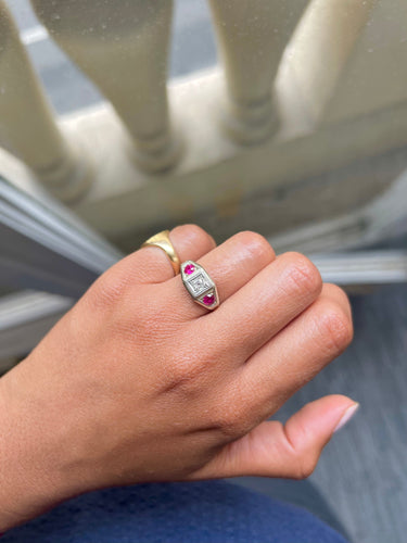 Bague 57 Bague art déco, platine rubis et diamants 58 Facettes