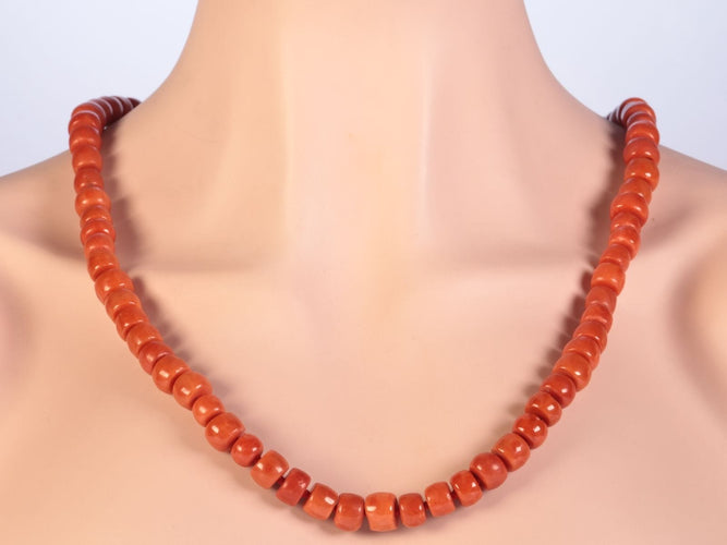 Ecos de la iluminación: Collar de coral sanguíneo 