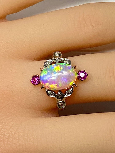 Bague 53 Bague en or jaune, opale, diamants et rubis. Vers 1900. 58 Facettes AB639