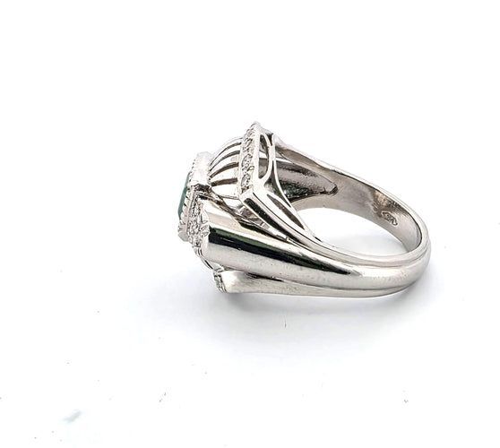 Bague 57 Bague en platine avec émeraude centrale et diamants environnants 58 Facettes
