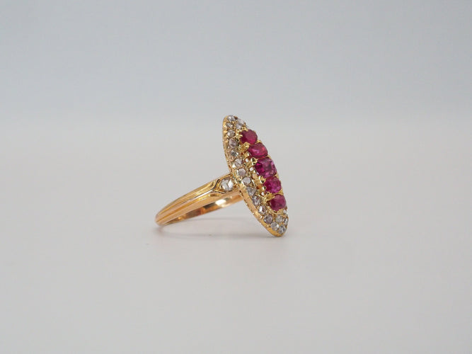Bague 52 Bague Marquise or jaune, diamants, rubis 58 Facettes 4574