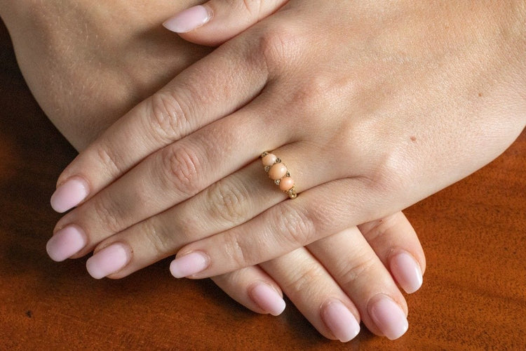 Bague 48 Bague en or jaune ornée de roses en corail et diamants 58 Facettes 11544