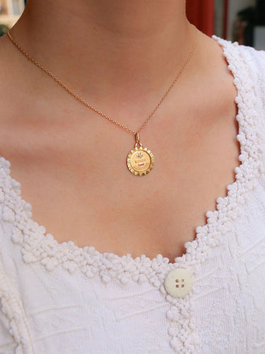 Pendentif Médaille amour Augis ronde striée Plus qu'hier moins que demain or jaune diamant rubis 58 Facettes J484