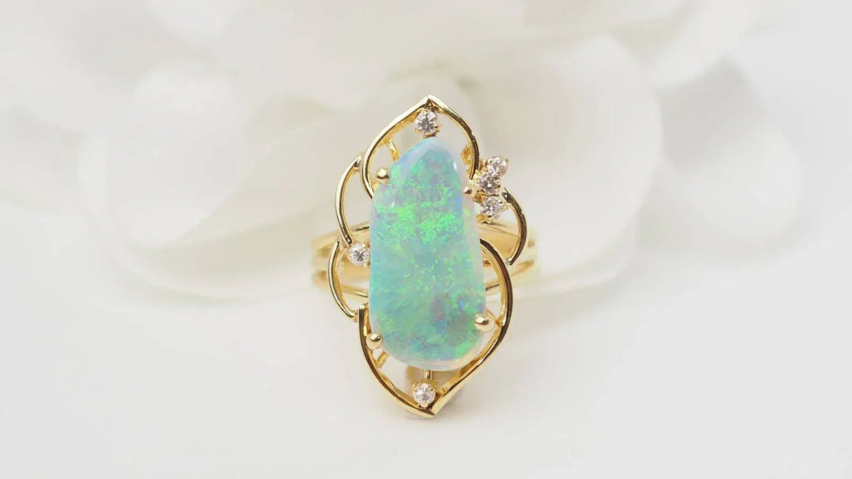 Openwork ring in yellow gold and Australian opal