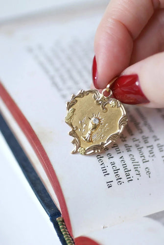 Pendentif Médaille calice et coeur trois ors 58 Facettes