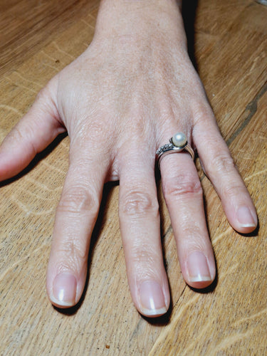 Bague 52 Bague en or blanc, perle et diamants 58 Facettes