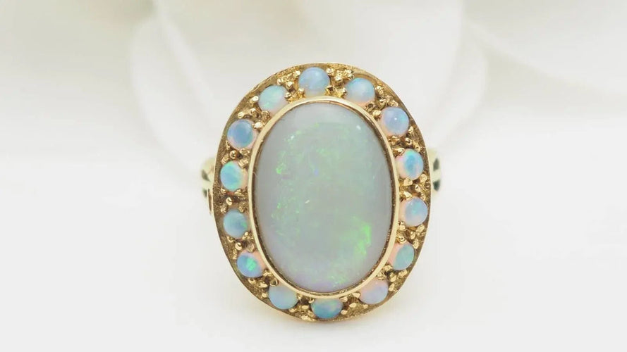 Bague 48 Bague ancienne en or jaune et cabochon d'opale 58 Facettes 32676