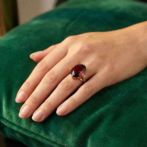 18-carat champagne gold ring and garnet 