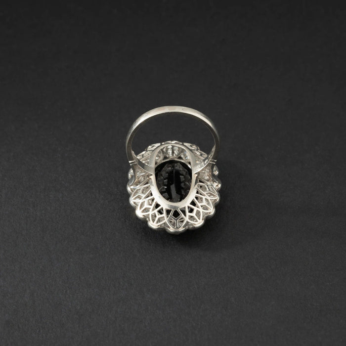 Bague 51 Bague marguerite en platine, saphir et diamants. 58 Facettes