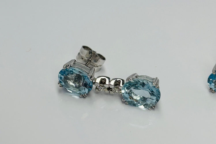 Boucles d'oreilles Boucles d'oreilles contemporaines en or blanc serties d'aigues-marines de 6,05 ct et de diamants de 0,20 ct 58 Facettes Q251B