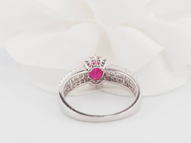 Bague 54 Bague entourage en or blanc, rubis et diamants 58 Facettes 33066