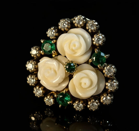 Boucles d'oreilles Boucles d'oreilles ornées de roses en corail blanc, d'émeraudes et de diamants 58 Facettes