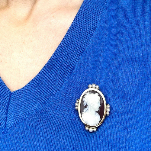 Broche camée or jaune, pierre dure et perles 58 Facettes Z15B51395