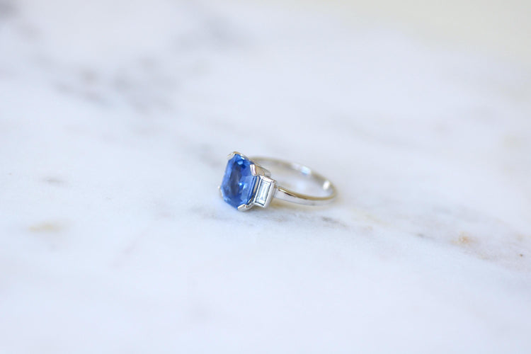 Bague 55 Bague en Or Blanc, Platine, Saphir Ceylan Non Chauffé et Diamants Baguettes 58 Facettes