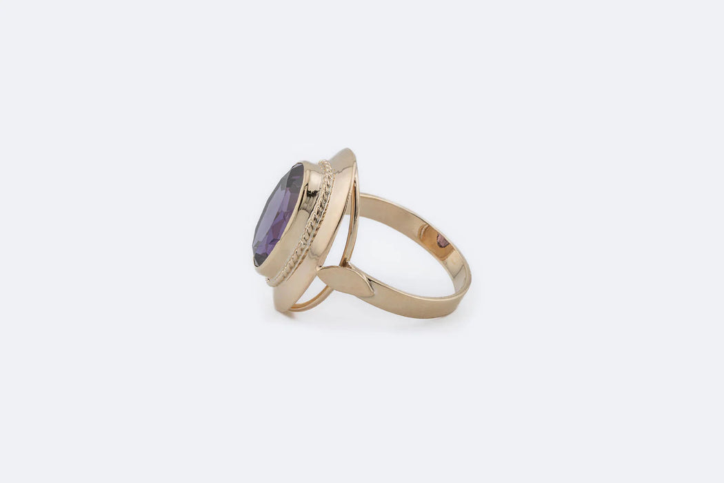 Geelgouden ring met paarse steen