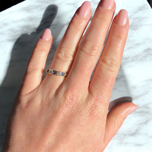 Bague 54 Bague Jarretière Belle Époque, Or jaune, Saphirs et Diamants Naturels 58 Facettes 378