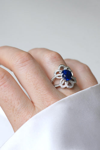 Bague 53.5 Bague Fleur or blanc, saphir de Ceylan 2.80 Cts, diamants 58 Facettes
