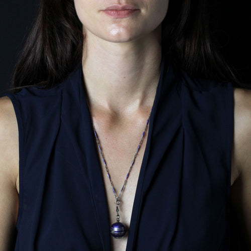 Montre Pendentif montre dite Boule de Genève et sa chaine argent émaillée 58 Facettes 19-454