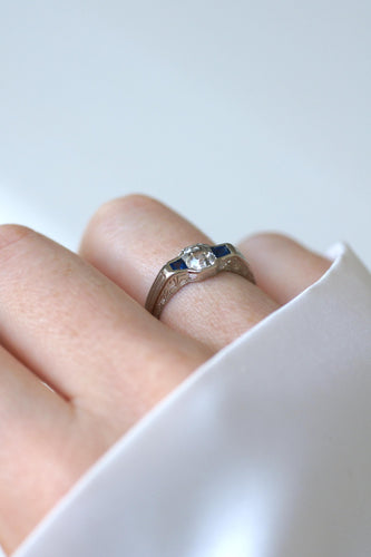 Bague 51.5 Bague Art Déco platine, diamant carré et saphirs 58 Facettes